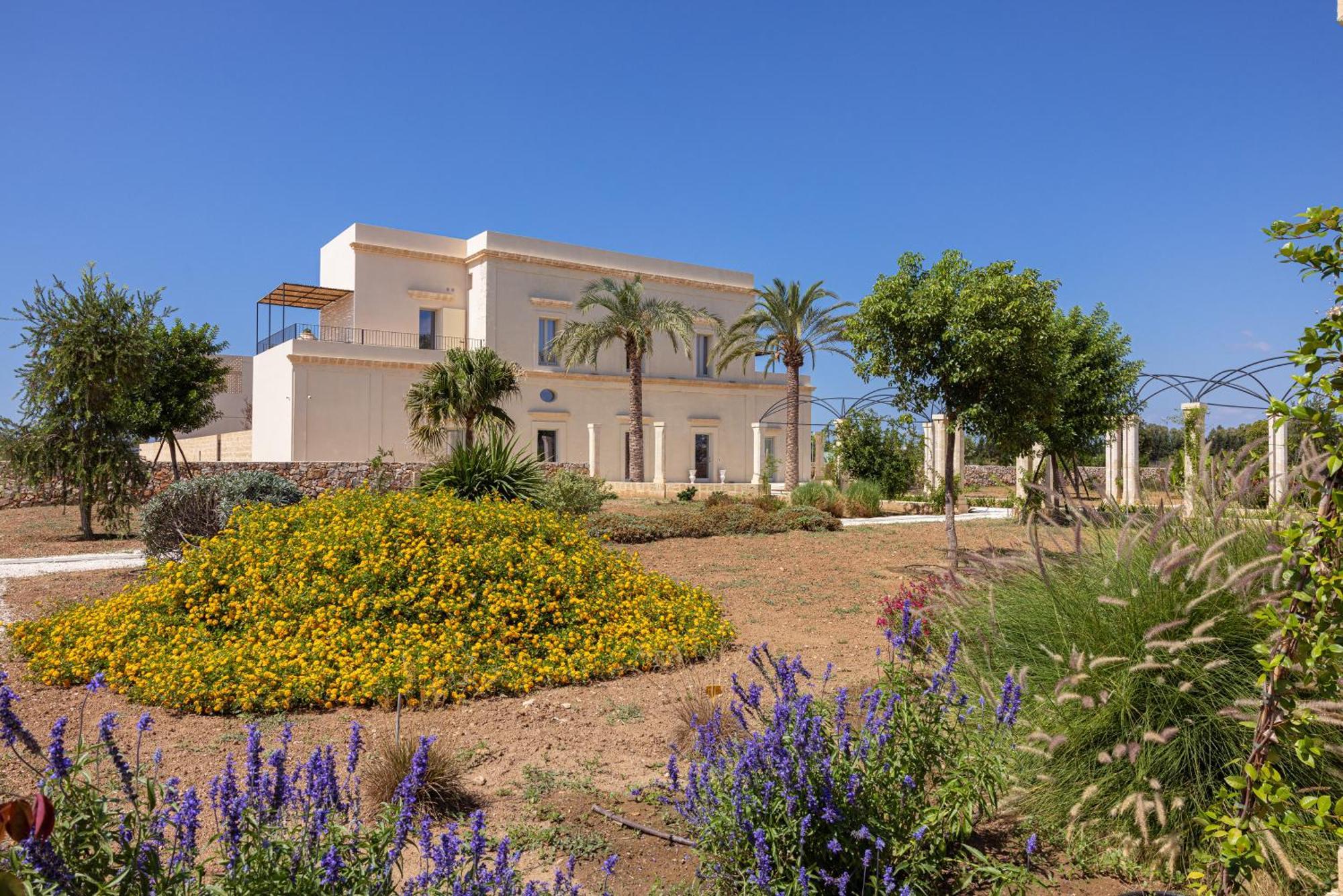 Il Giardino Grande - Dimora In Salento Bed & Breakfast Parabita Bagian luar foto
